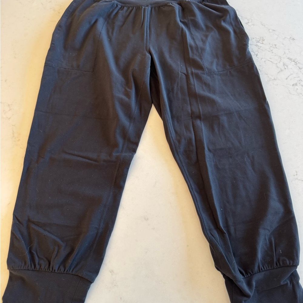 Athleta Salutation Cropped Black Joggers